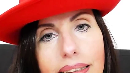 Esmer olgun oynuyor ve sahte bir dong