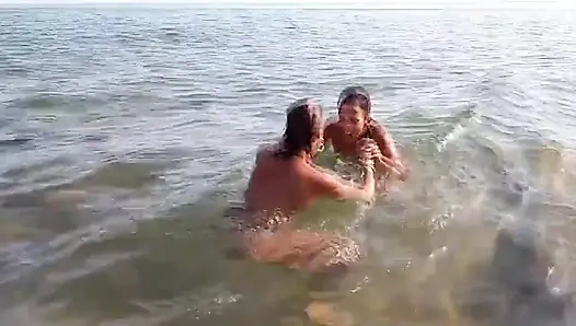 Rita'nın plajda oynaşmasını görmek ister misin? Kesinlikle sadece bunun hayranları için