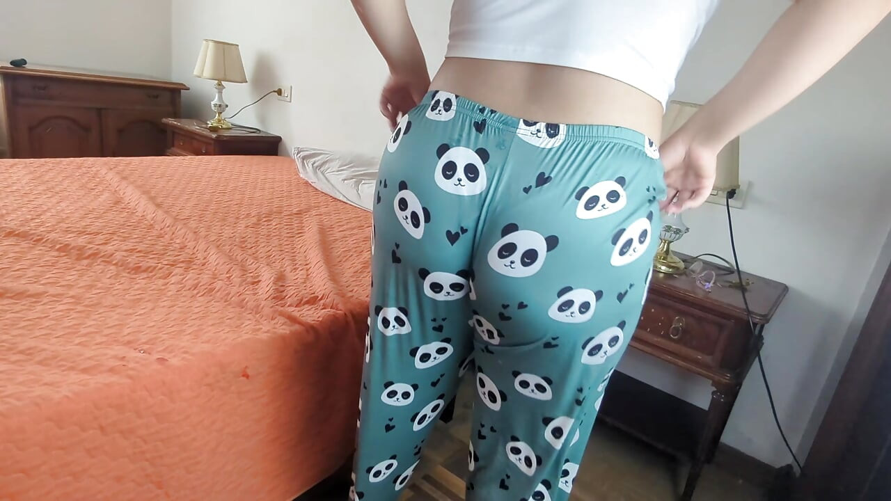 Stepson surprises MILF with big ass and helps him with his "back pain"