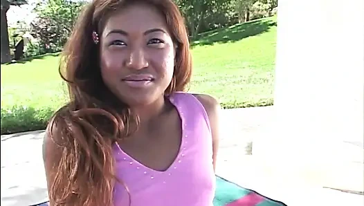 Asyalı genç kız götüne sokuyor