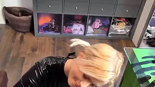 sarışın Almanca içinde siyah tayt