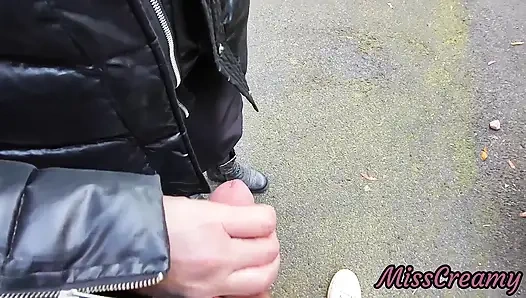 Sik teşhiri - sokaktaki arabaların arasında ateşli bir kızın önünde yarağımı çekiyorum ve boşalmama yardım ediyor - gerçek çok riskli