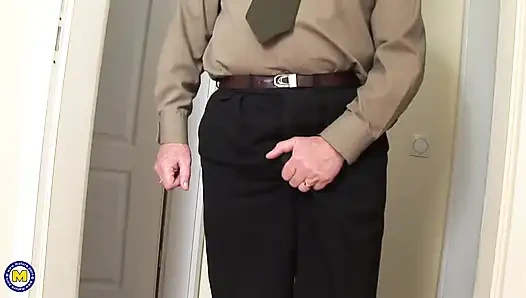 Lezbiyen olgun ve genç sürtük amcık yalıyor ve grup sekste dildo yapıyor