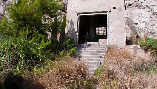 File çoraplı ve siyah çizmeli kızıl saçlı kız, eğildi ve kırsalda domalarak sikildi!