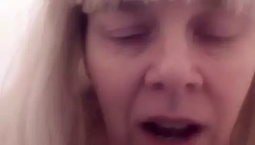 Seksi sarışın büyük reklamlar gerçekleştirir.sunday's nyc