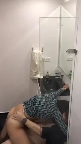 SORPRENDIDO COGIENDO A SU SUEGRA (2)