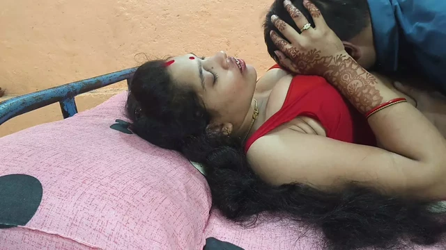 Seksi karım benimle sert sikişmek için öpüşmek ve katılmak istiyor