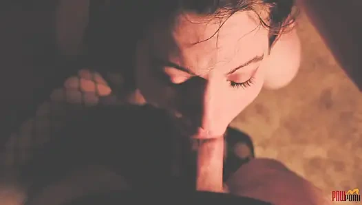 Kapana kısılmış sürtük soyunuyor ve tutsakları emiyor