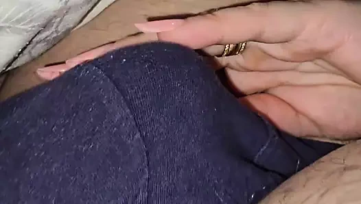 Üvey anne üvey oğlunun iç çamaşırının üzerinde sikine dokunuyor