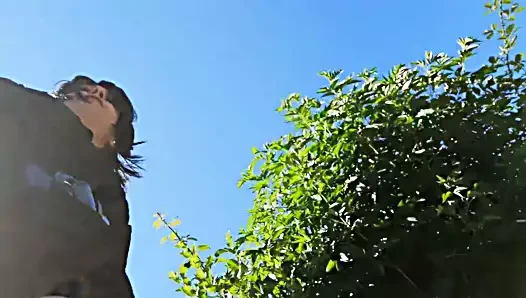 Sissy alyce kırsalda yürüyor