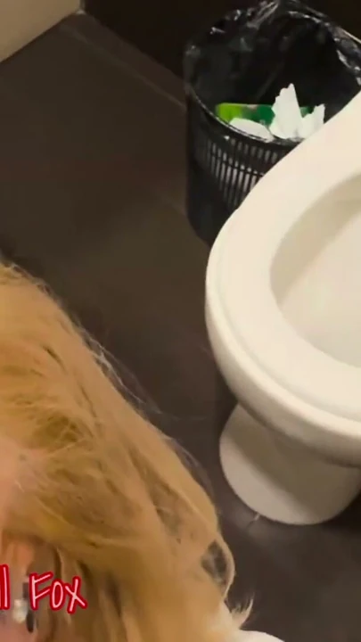 Tuvalette Seks. Fransız Sarışın MILF Axell. Fetiş Oral. Derin Boğaz. Kıç Yalama. Gerçek Canlı Video. | Bölüm 1