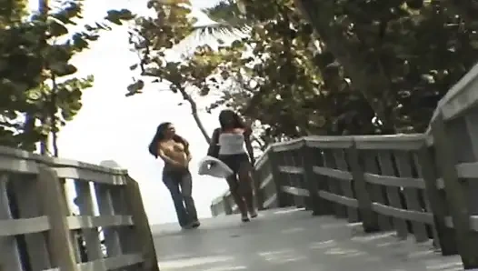 Brünette MILF dreier mit intensivem muschilecken und fingern