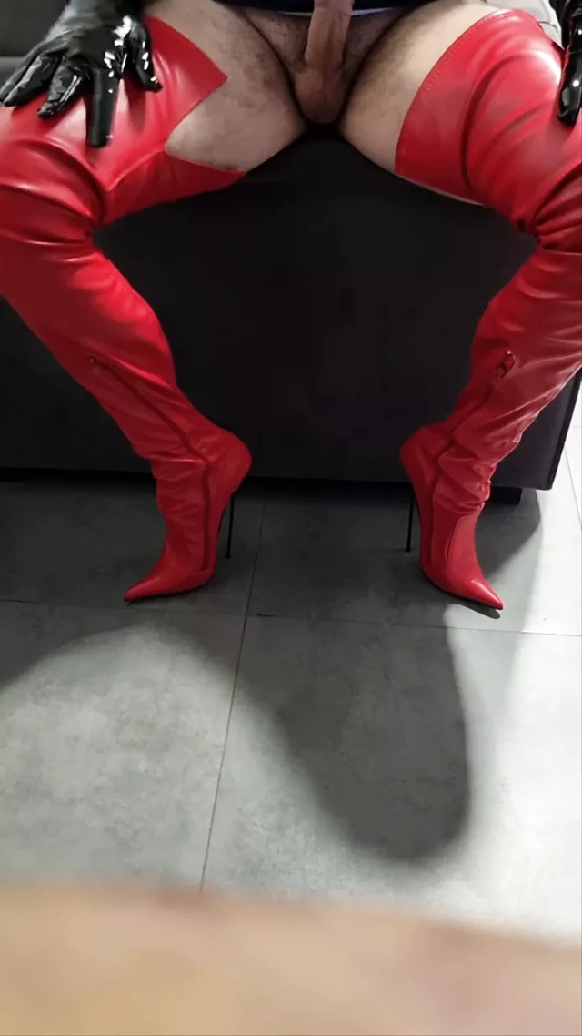 Sikişmek için yüksek topuklu çizmelerimi giyiyorum