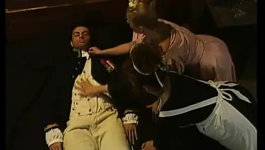 Sarışın prenses ve kızıl saçlı salon hizmetçisi prensesin yatak odasında yakışıklı memur buldu