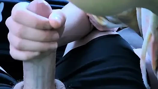 Sürtük genç eski kız arkadaş arabada kalın yarağı gırtlağına kadar alıyor!