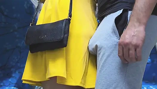 Toplu taşıma araçlarının içinde riskli elle muamele! Edepsiz yabancı kızın elini kullanarak boşalıyor