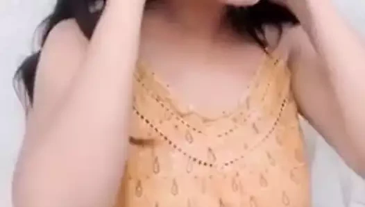 Tiktok kızları göğüslerini gösterdi