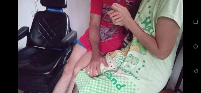 Hintli adam, yeni iç çamaşırına şaşıran üvey annesine uygunsuz bir teklifte bulunur.