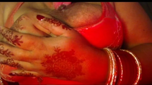 Seksi bir memeli meme ucu çimdikleme meme lic gösterisi.