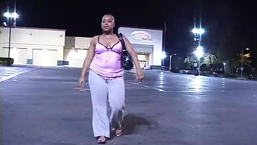 Sevimli zenci ateşli kız büyük bir yarak yatakta domaltarak içine girerken zevkle inliyor