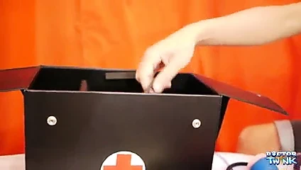 Tay twink Başlarken bazı popo kontrol