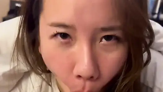 Minyon Asyalı Lulu Wild derin emiyor, sert sikiliyor ve çiğ dölleniyor