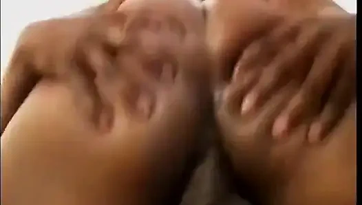 İri güzel kadın yarak emici çikolata göğüslerini yalatıyor ve çimdikleniyor