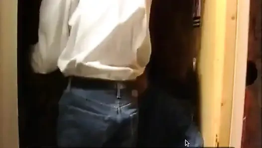 Birkaç Parisli bir göt filminin önünde sikişiyor.