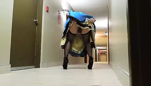 Otelin koridorunda mavi saten elbiseli korkak ray