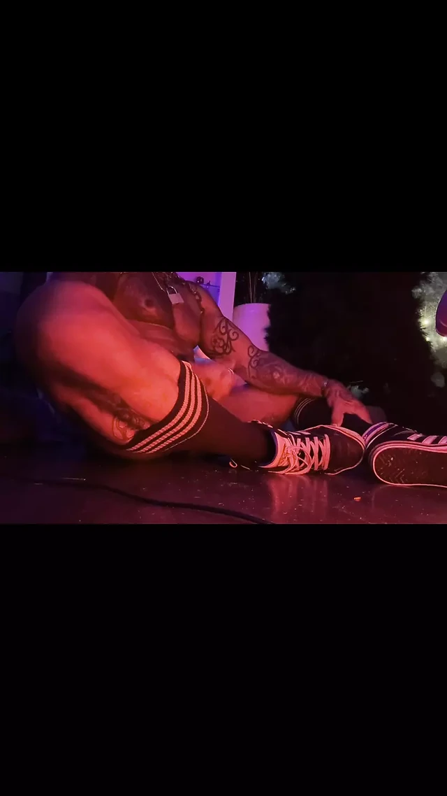 Cachondo en casa?,pajotazo!