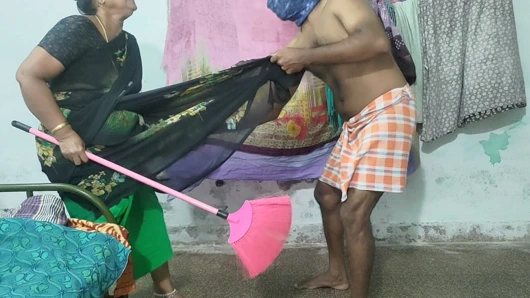 Üvey annem evi süpürgeyle temizliyormuş. Eteğini yukarı ve aşağı kaldırdım.