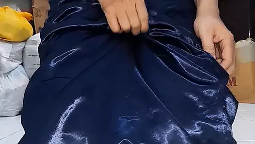 Asyalı travesti mastürbasyon yapıyor ve ipeksi astarlı saten mavi uzun elbisenin içine boşalıyor
