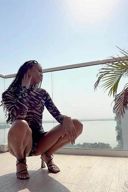 Соблазняет на балконе