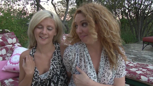 Olgun 4 sevgili - olgun sarışın büyük bir horoz berbat, sonra eğilir