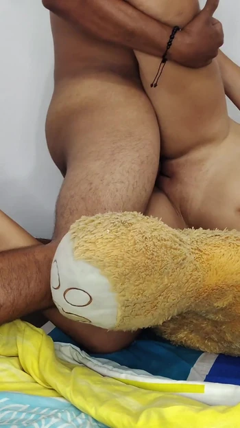 Эпический момент от "неверной жены наполнил сливками друг мужа над плюшевым мишкой, что его муж-куколд купил ее"