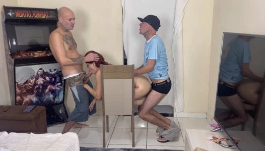 Evli kadın kocasının yanında farkında olmadan onu eğitiyor