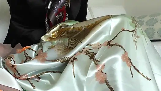 На Пасху, ты можешь эякулировать на моем атласном шарфе, леди Виктория Валенте