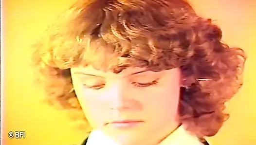 Zavallı genç ateşli kız sınıfta götüne şaplak atıyor