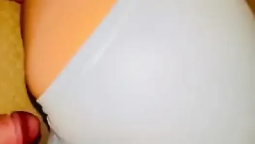 Yoga şortlu domaltmalı büyük yarağımı karımın mükemmel sıkı am frikiğine sürtünüyor