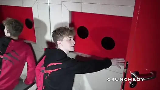 Sarışın sürtük twink slingby'de korunmasız sikiliyor