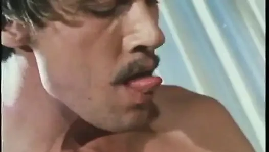 Sürtük iki adam tarafından sikiliyor ve dölleniyor nostaljik porno üçlü seks