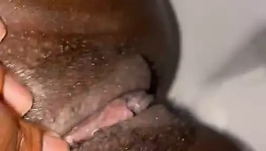 Suudi bir kız kocasını aldatıyor ve sevgilisiyle banyoda kamera önünde seks yapıyor