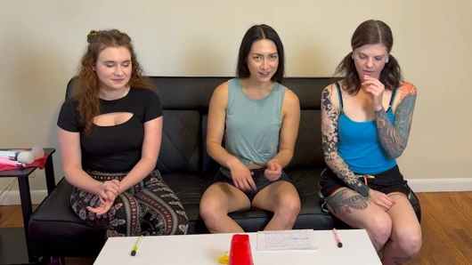 Diğer iki arkadaşıyla striptiz maçı kazandıktan sonra büyük bir seks oyuncağının tadını çıkarıyor