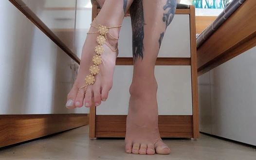 Ayak fetişi seksi ayaklar ve zincir