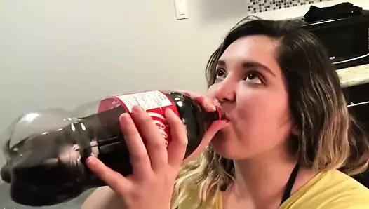 Bir kız, bir kola ve pizzası