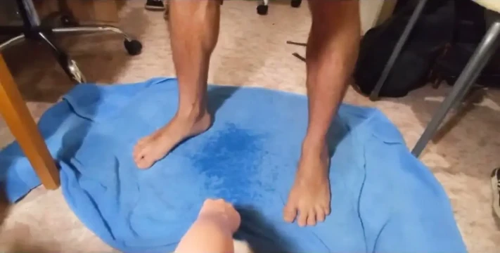 Lastik elle kendine yumruk sokuyor, osuruyor ve işiyor