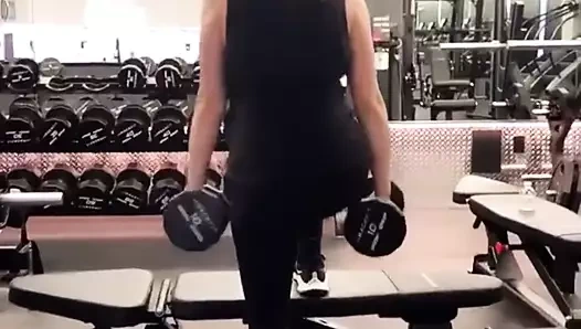 Ariel kış sarı saçlı, egzersiz yapıyor