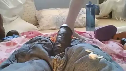 Jumping üzerinde büyük siyah yapay penis sıcak orgazm