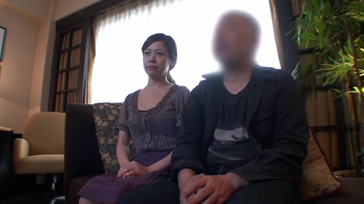 Oturup izlerken karısını başka bir adamla paylaşan kocanın Japon amatör seks videosu