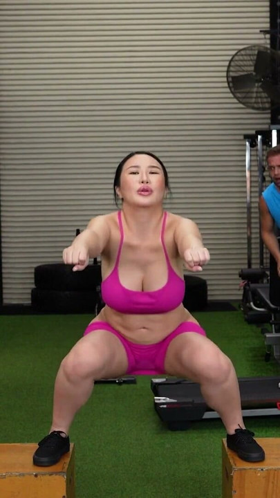 Bodacious Suki sin halka açık spor salonunda çalışırken bakmamak zor - orta yaşlı seksi kadın | Klip 1